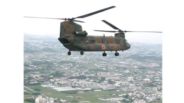 陸自ヘリが「編隊飛行」 恒例の年頭飛行訓練実施 | 八重山日報 Official Website