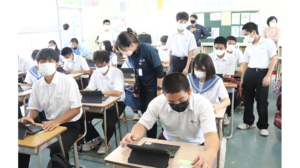 タブレットが生徒１人１台が配布され、初期設定を行った＝28日、石垣第二中学校