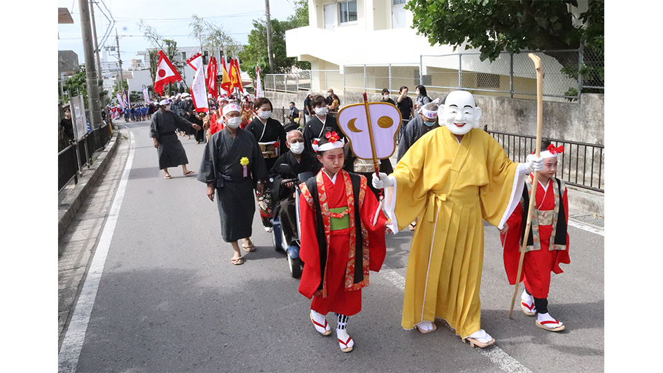 いしゃなぎら詰願祭が行われ、行列をなして地域内を練り歩いた＝２４日、宮鳥御嶽周辺