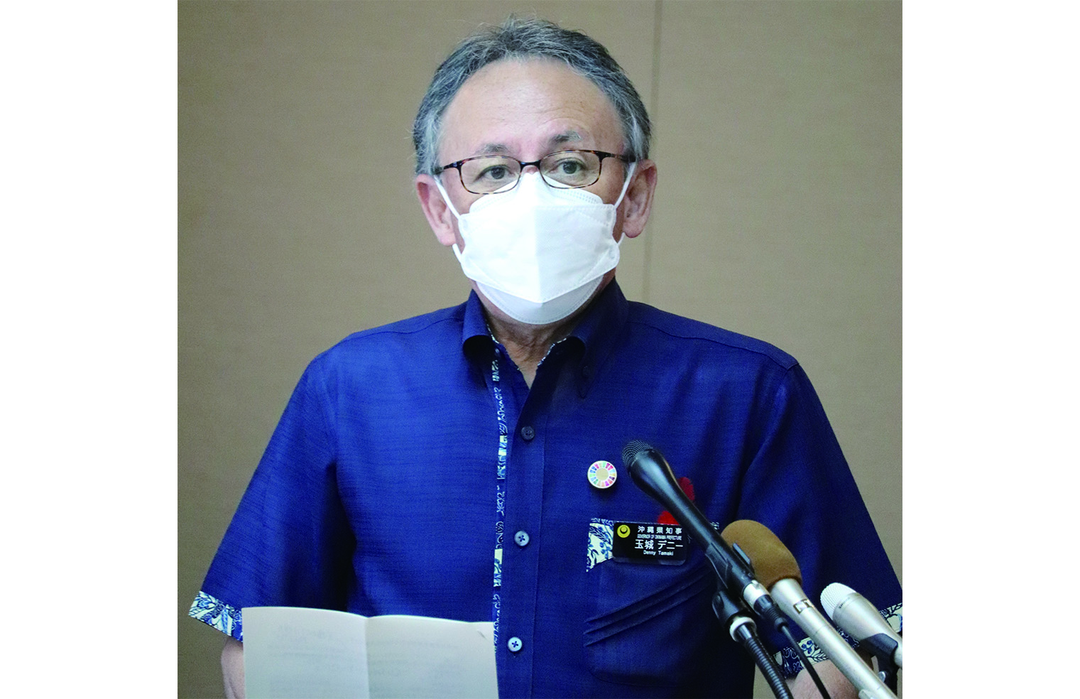 記者会見する玉城知事＝28日、県庁
