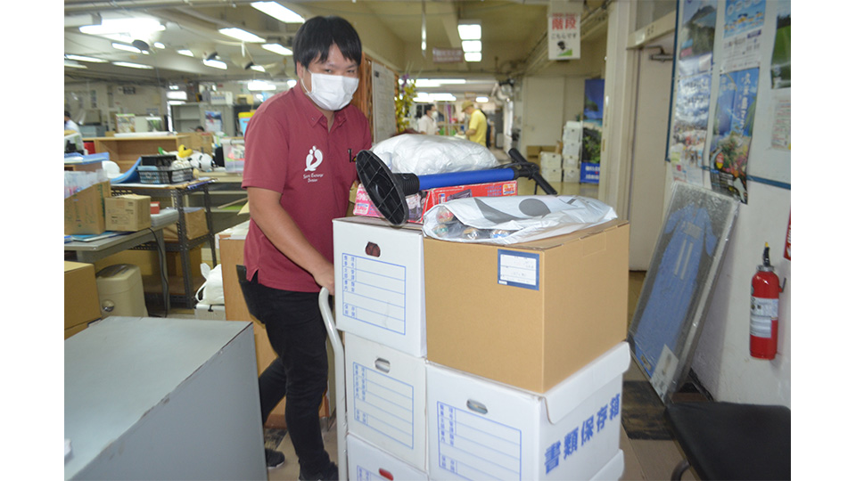 新庁舎への引っ越しに向け、荷物を運ぶ職員＝８日午後、現庁舎