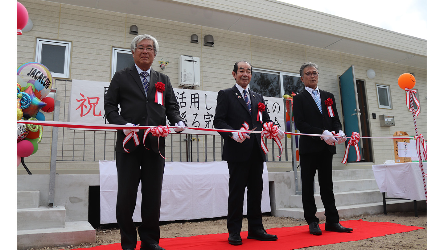 テープカットで完成を祝う（左から）株式会社ジャカコン西日本の上運天賢勇代表取締役社長、西大舛髙旬町長、浦内公民館の前津芳生館長＝21日、竹富町上原（浦内）