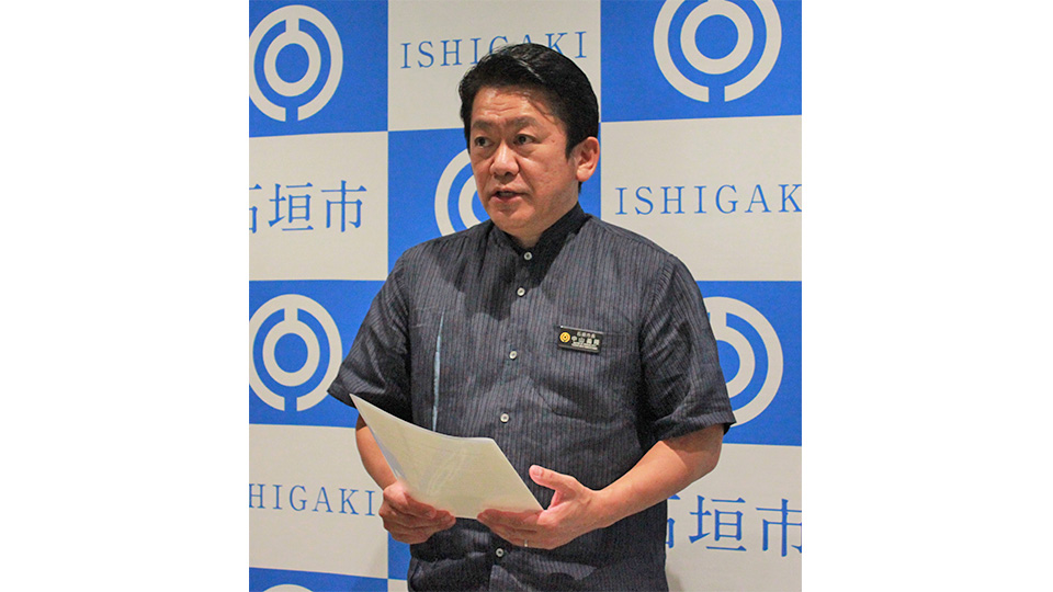 子育て世帯臨時特別給付金を全額現金で給付する方針を発表した中山市長＝８日午後、石垣市役所内