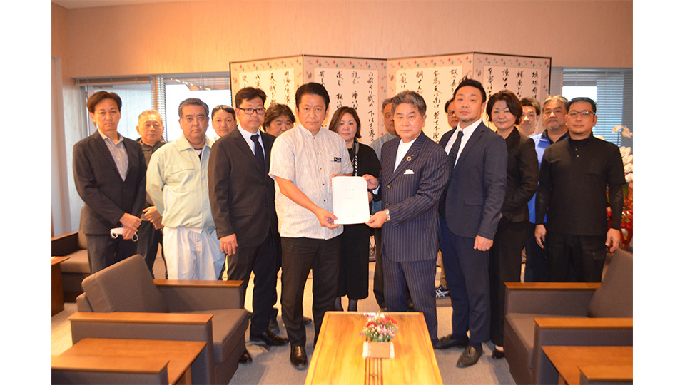 中山氏に出馬を要請する石垣市商工政治連盟のメンバー＝９日午後、市役所
