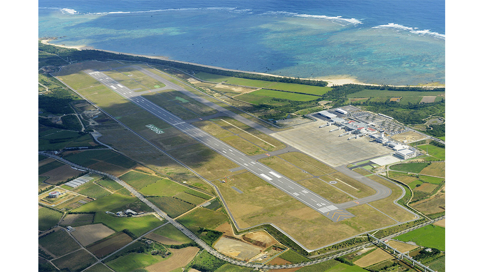 新石垣空港。市は第５次総合計画案に滑走路延長や国内線ターミナル拡張などの方針を盛り込んでいる＝２０１３年１月、共同通信社機から