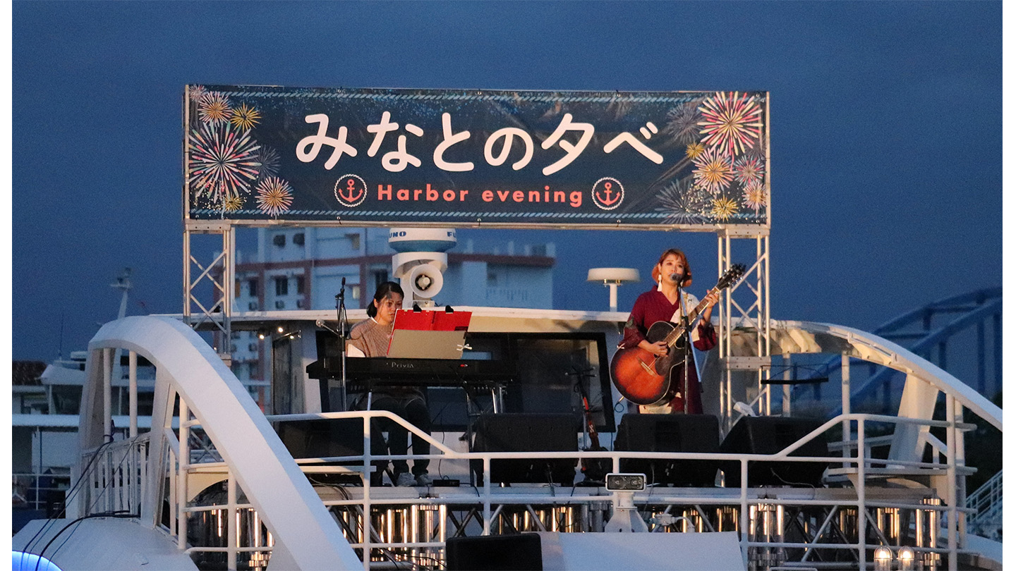 平田なぎささんが船上ライブでイベントを盛り上げた＝18日、離島桟橋特設会場