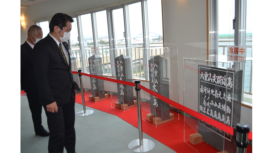 尖閣諸島情報発信センターに展示された標柱を視察する中山市長＝21日午後、ユーグレナ離島ターミナル２階
