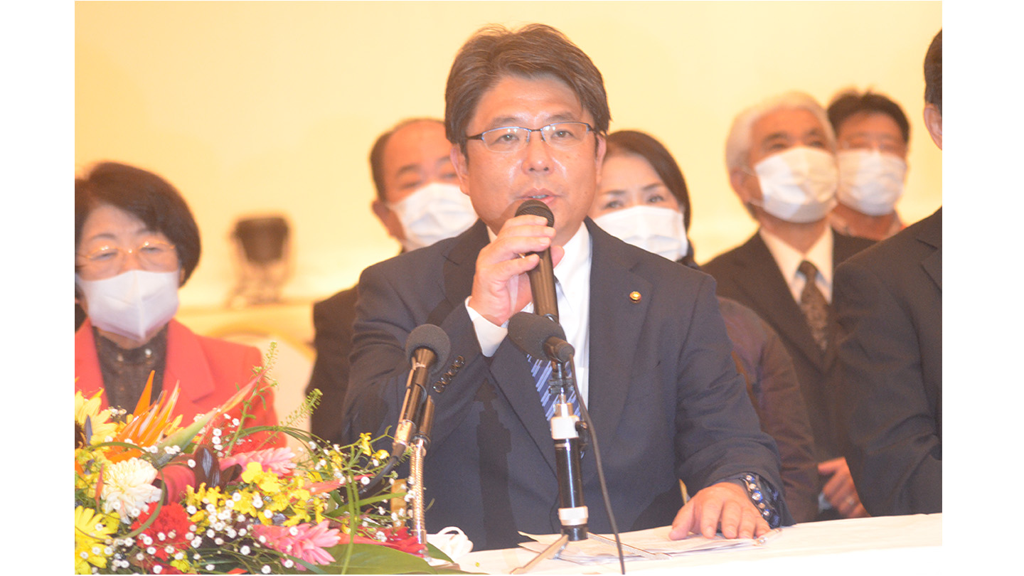 市長選に出馬表明する砥板氏＝26日午後、市内ホテル