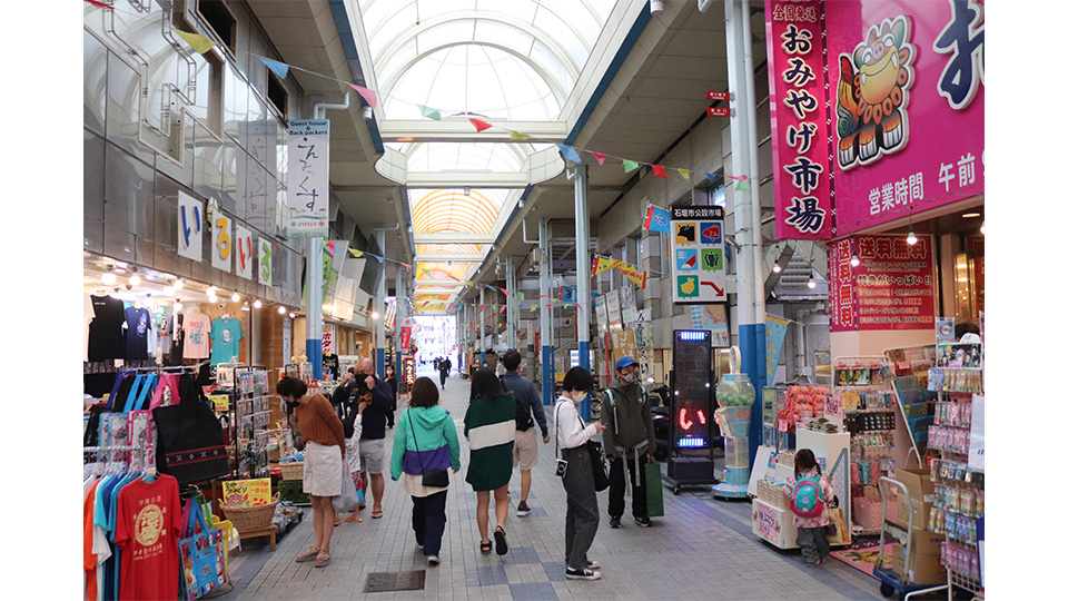 にぎわいが戻りつつある石垣市のユーグレナモール。コロナ再拡大で観光業界の今後が懸念される＝７日午後