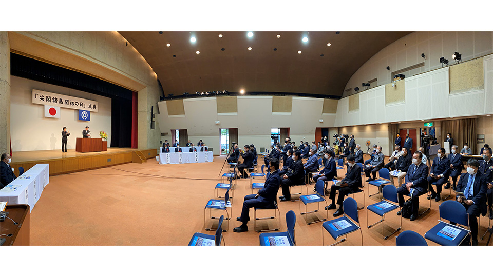 尖閣諸島開拓の日式典が開かれ、中山義隆石垣市長が式辞を述べた＝14日、市民会館中ホール