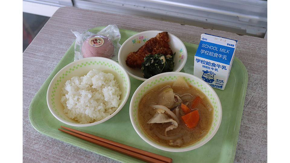 地元食材を使った給食が提供された＝27日、石垣第二中学校