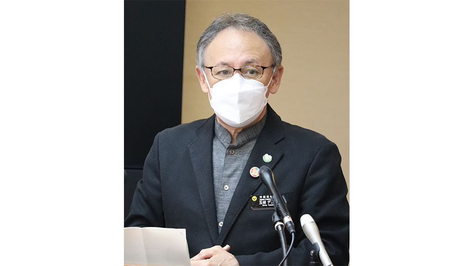 記者会見する玉城知事＝３日午後、県庁