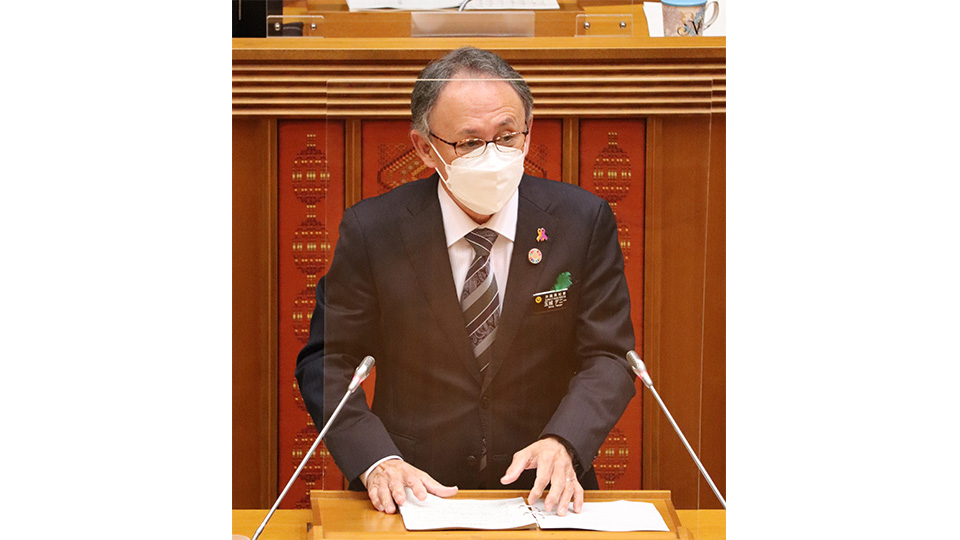 所信表明する玉城デニー知事＝15日、県議会