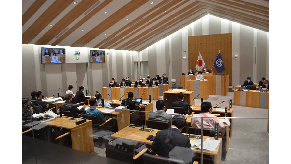 市議会３月定例会の最終本会議が開かれた＝28日午前、議場