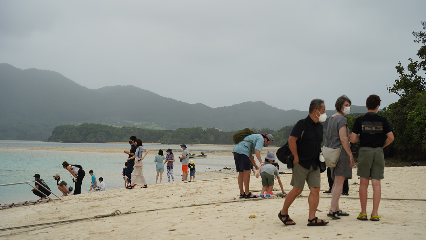 少しずつにぎわい始めた川平湾＝４月30日、正午ごろ