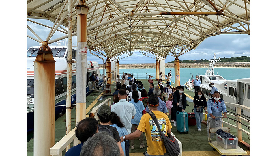 観光客と竹富町民が乗り降りしてにぎわう小浜港。町民には船賃の負担軽減事業が適用されている＝17日