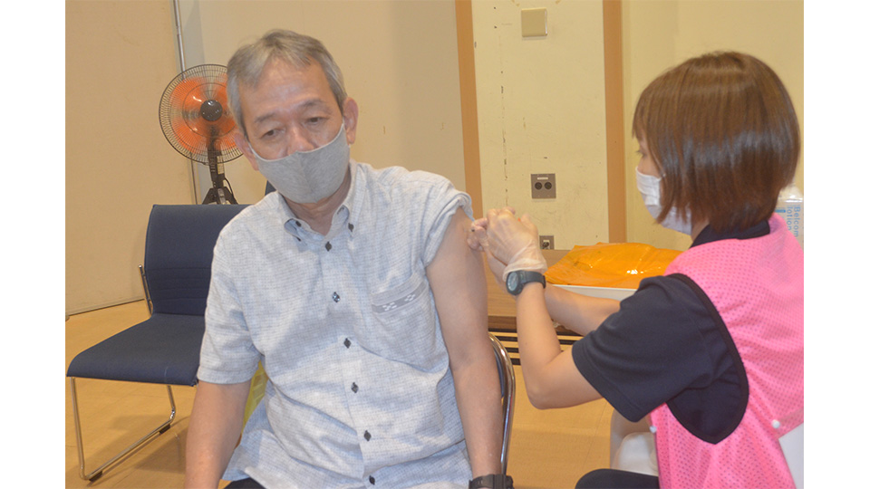 新型コロナウイルスの４回目接種が行われている＝１日午後、市健康福祉センター