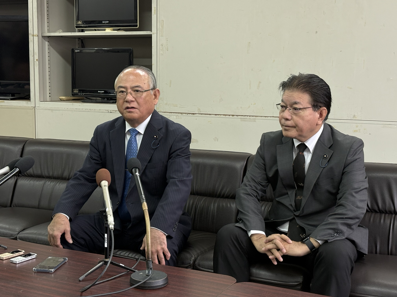 会見した上原章代表（写真左）＝26日午前9時過ぎ、県庁