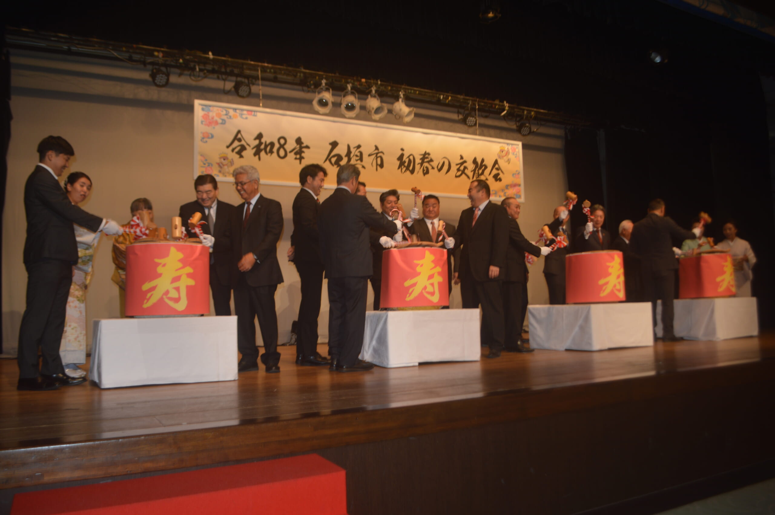 　「初春の交歓会」で鏡開きを行う関係者＝５日午後、アートホテル石垣島