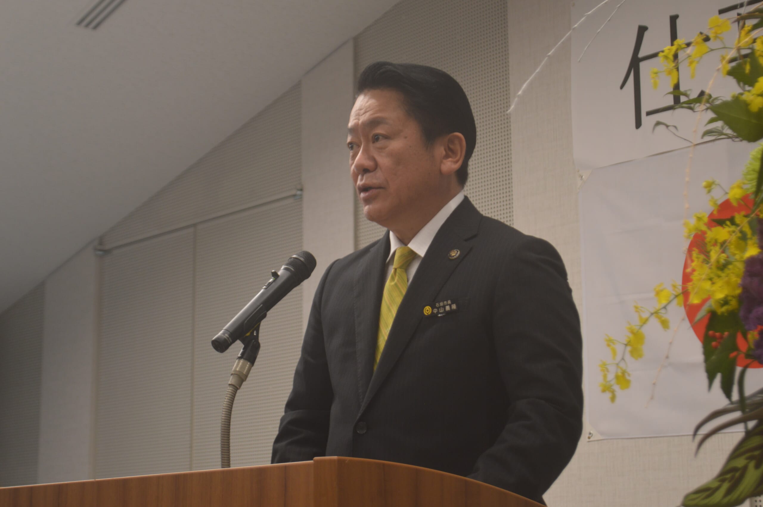 職員に訓示する中山市長＝５日午前９時過ぎ、石垣市役所