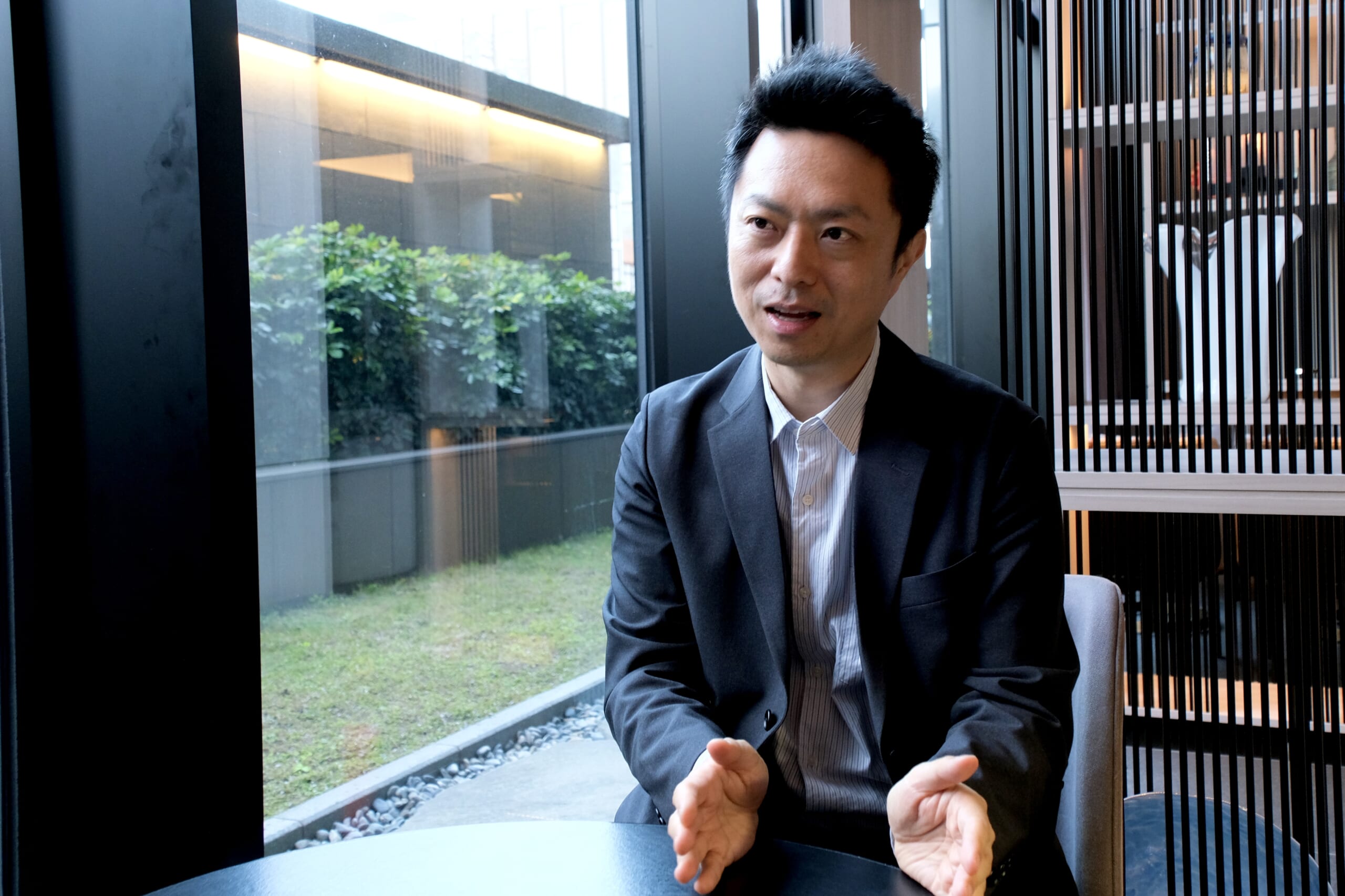 取材に応じるユニバーサルミュージック・寺嶋真悟マネージャー＝12日、那覇市