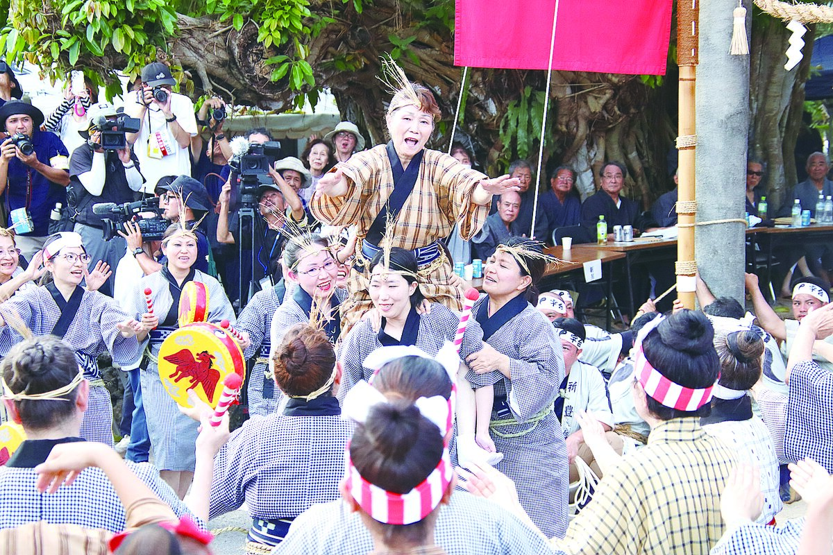 「アヒャー綱」に歓声　豊年願い熱気　四カ字豊年祭ムラプール　東京八重山会も奉納