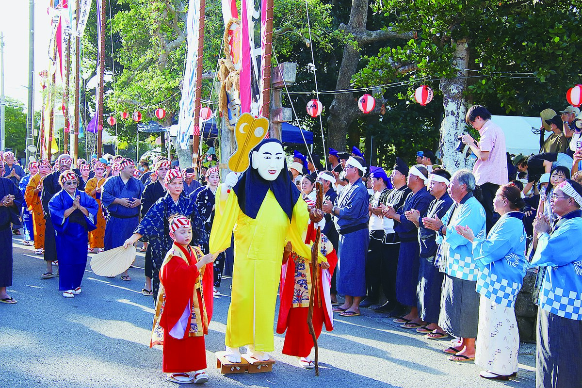 白保豊年祭で奉納行列　字民や観光客見守る
