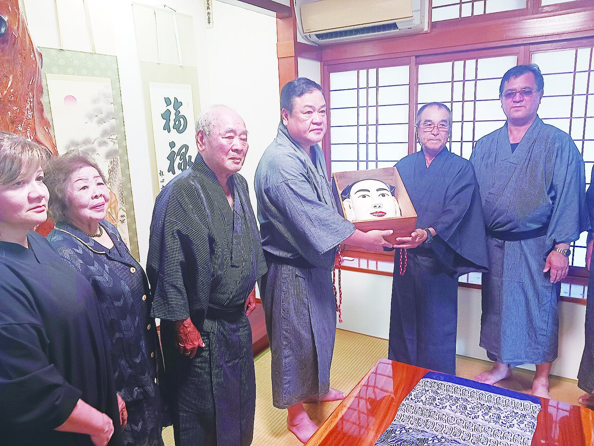 ミルク継承 「ミルク」米盛家に継承 豊年祭、親子２代で大役 石垣市白保