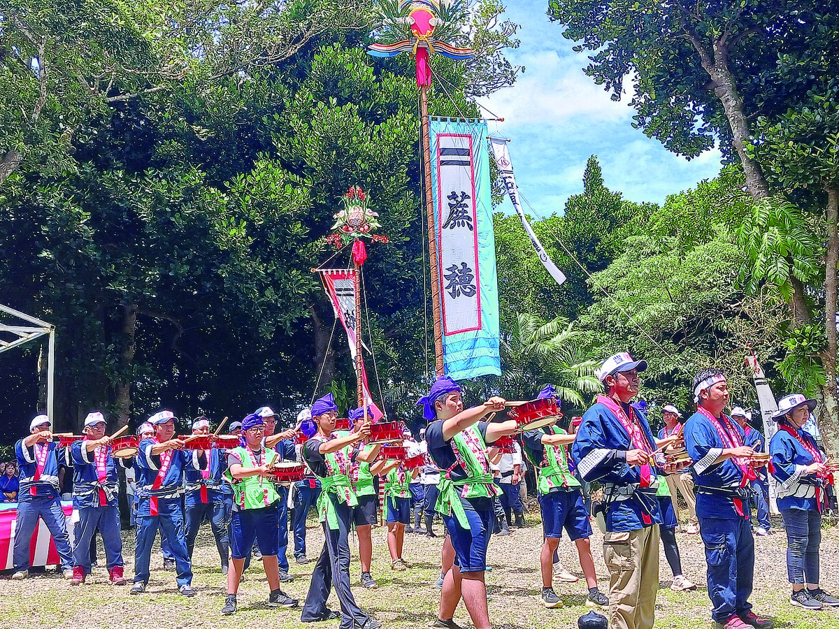 旗頭や太鼓を奉納　名蔵でにぎやかに豊年祭