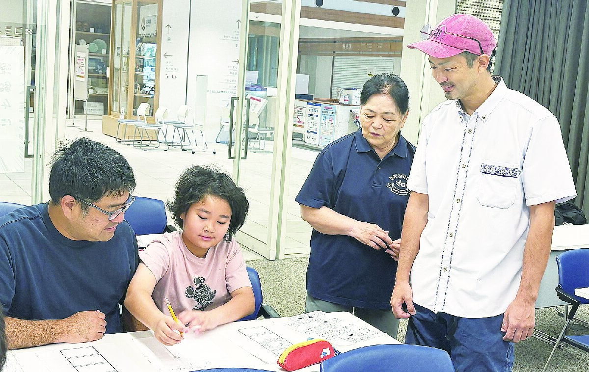 漫画制作を親子に指導　「アフロくん」の鈴木氏