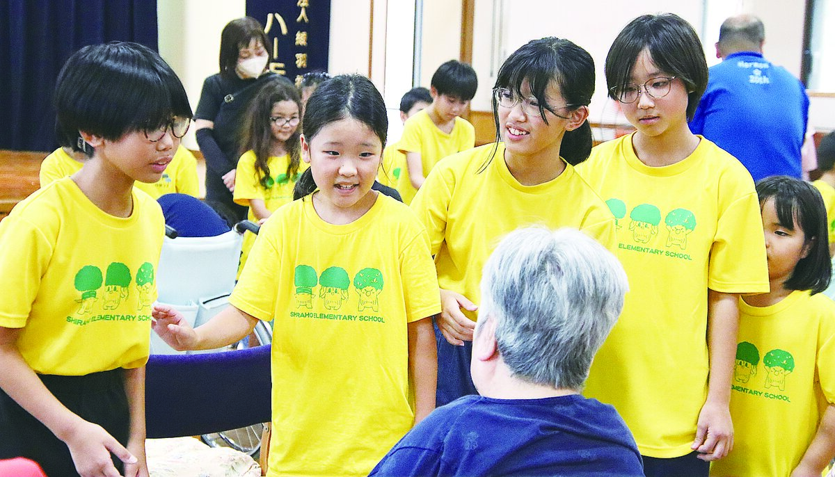 手話で表現、歌披露　しらほ学童クラブが慰問