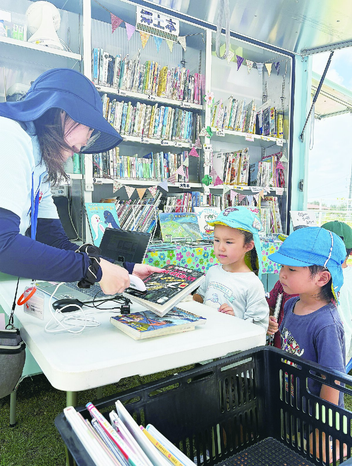 いばるまこども園に初来園　移動図書館「こっかあら号」
