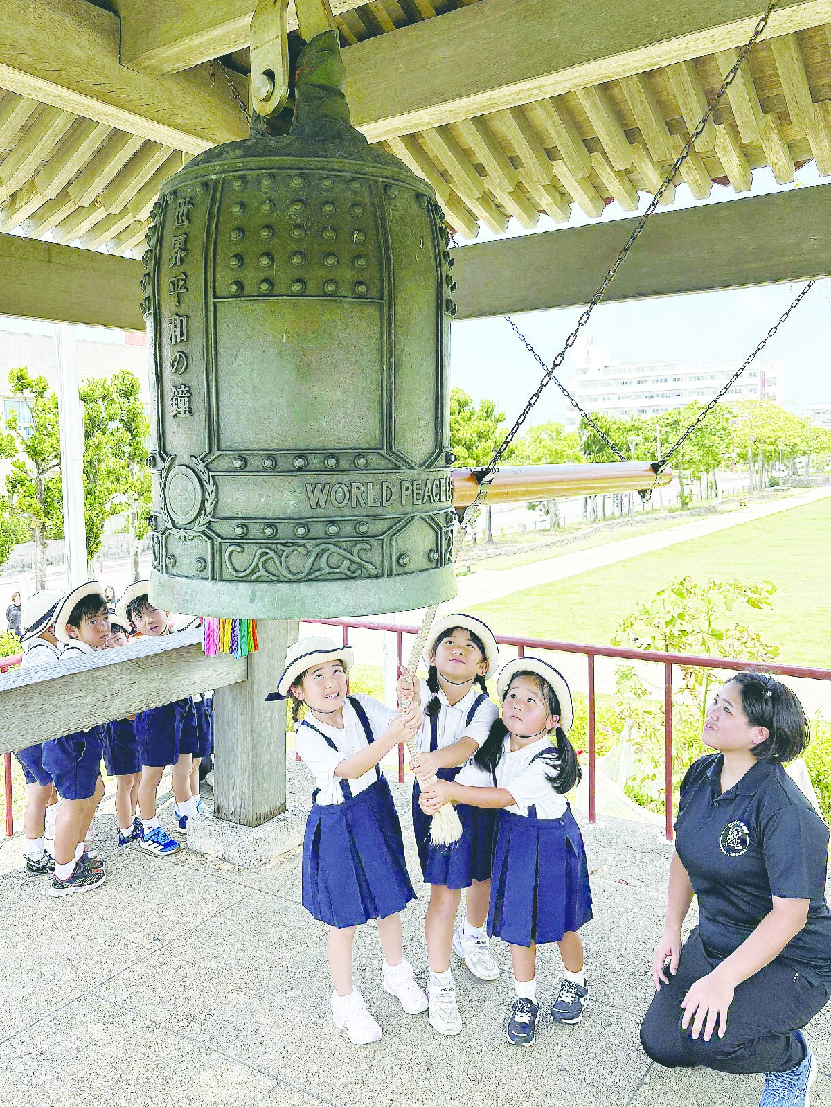 終戦の日、平和を祈念　市職員や園児ら、鐘打　今年は石垣市の蝶、放つ
