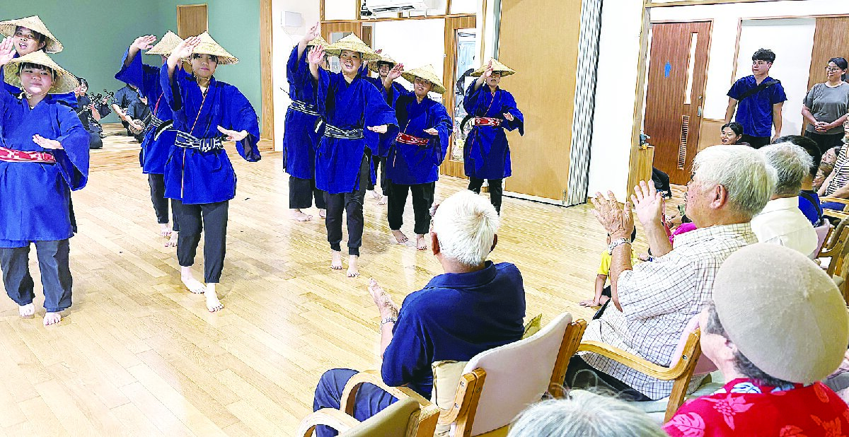 竹富島で感謝の演舞　八重農・八商工合同チーム