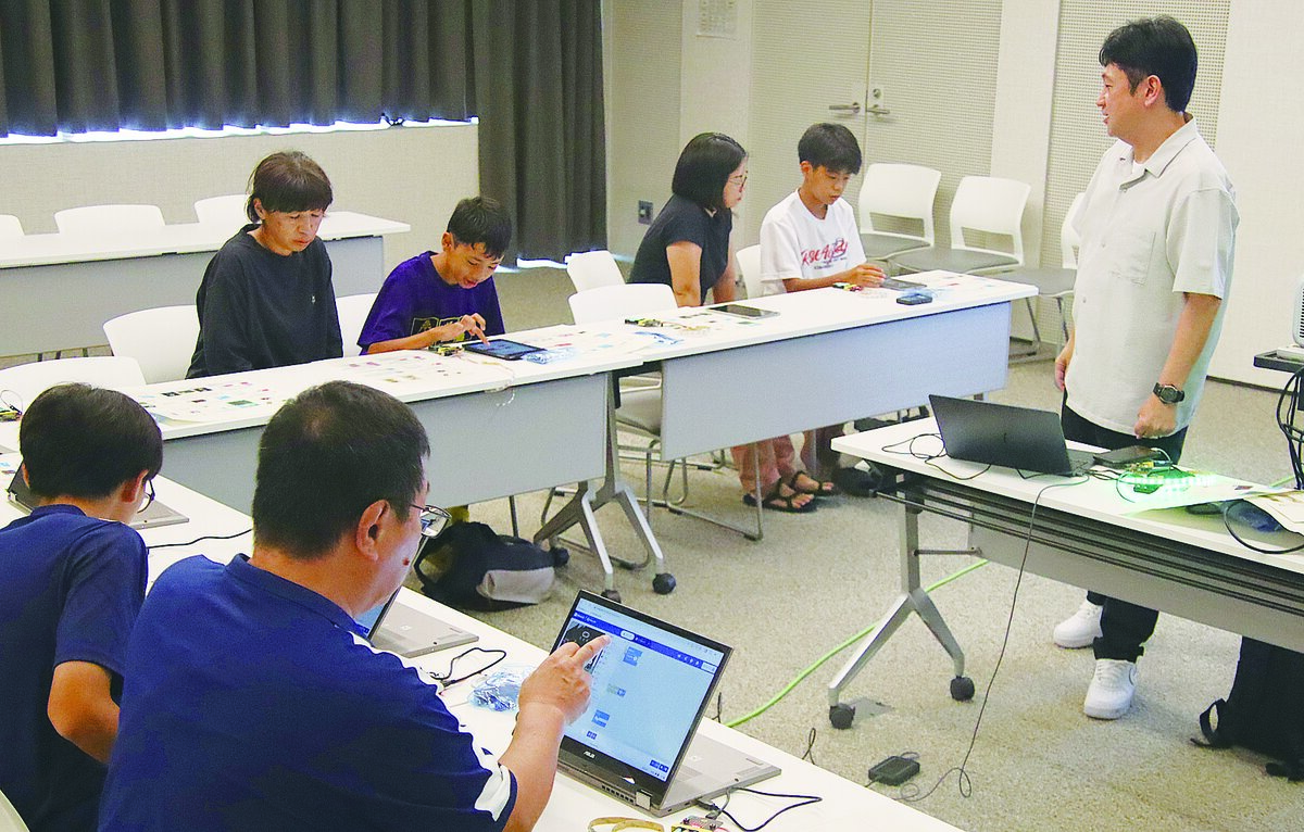 沖縄高専、出張教室　中学生向け、市役所で開催　親子が参加、学校説明会も