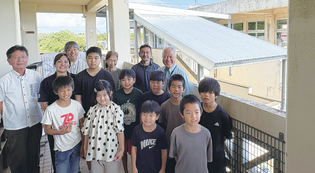 明石小で階段屋根完成　創立70周年記念事業で　寄付金で設置
