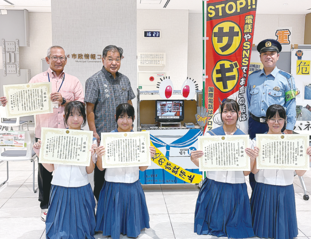 石中生徒会が依頼受け作製　防犯用の移動型広報ブース　八重山警察署が表彰