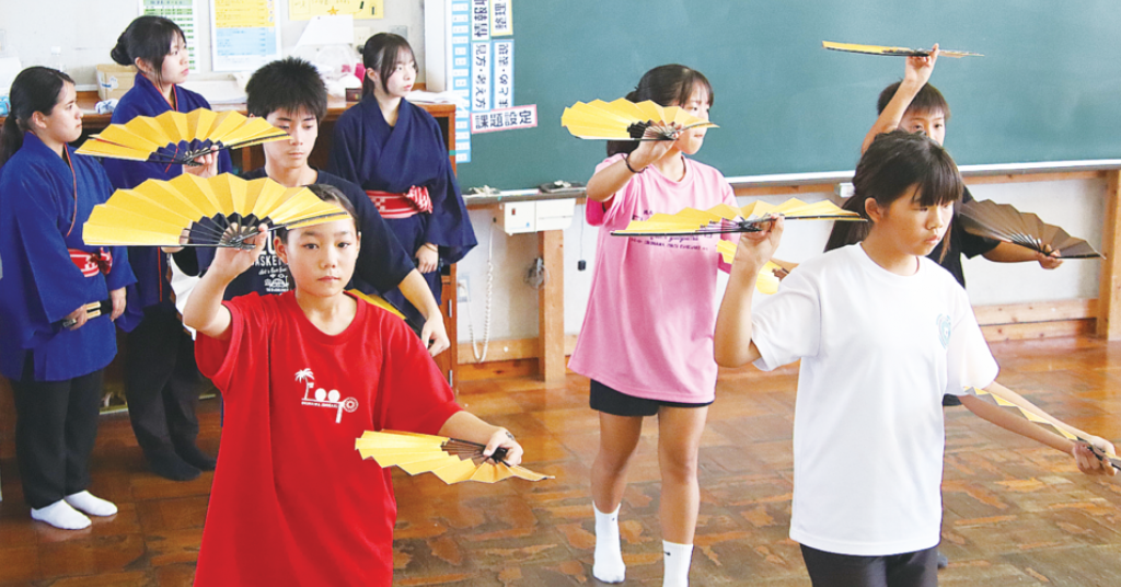 真喜良小児童が「鷲の鳥節」特訓　八重農郷芸部が指導