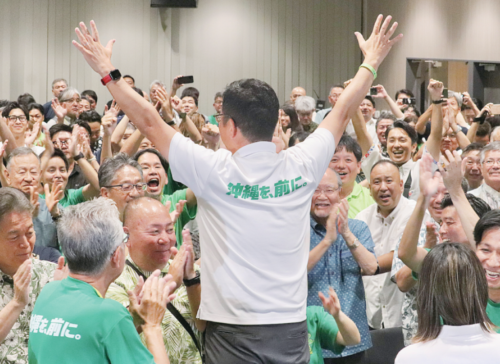 「沖縄を、前に」　古謝氏当選、一問一答