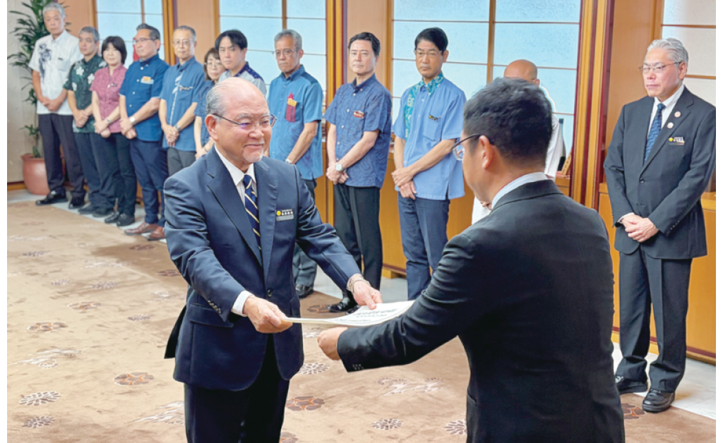 翁長副知事に辞令交付　基地負担軽減、経済振興に意欲