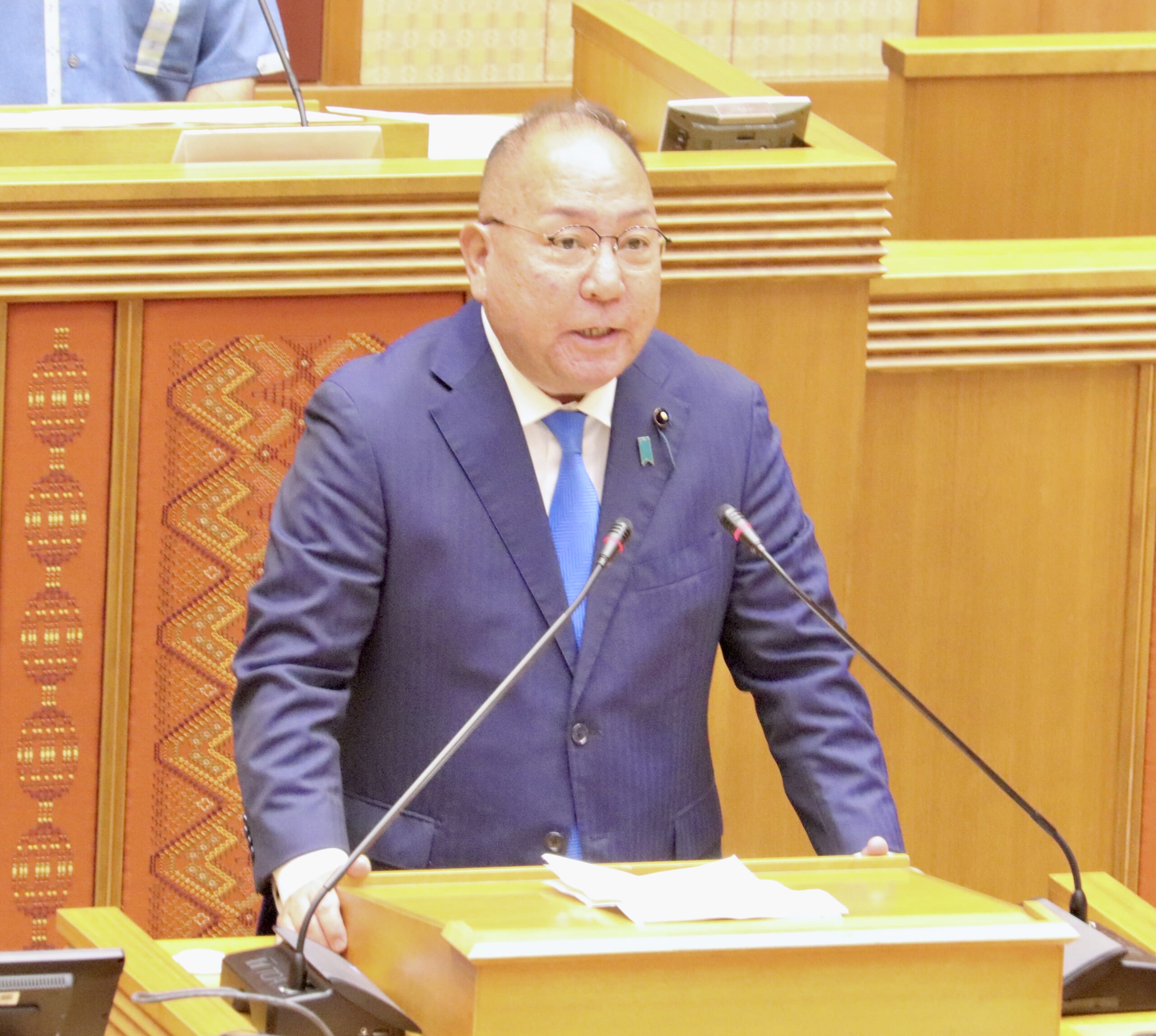 県議会議長の就任あいさつを行う島袋大氏＝６日午前