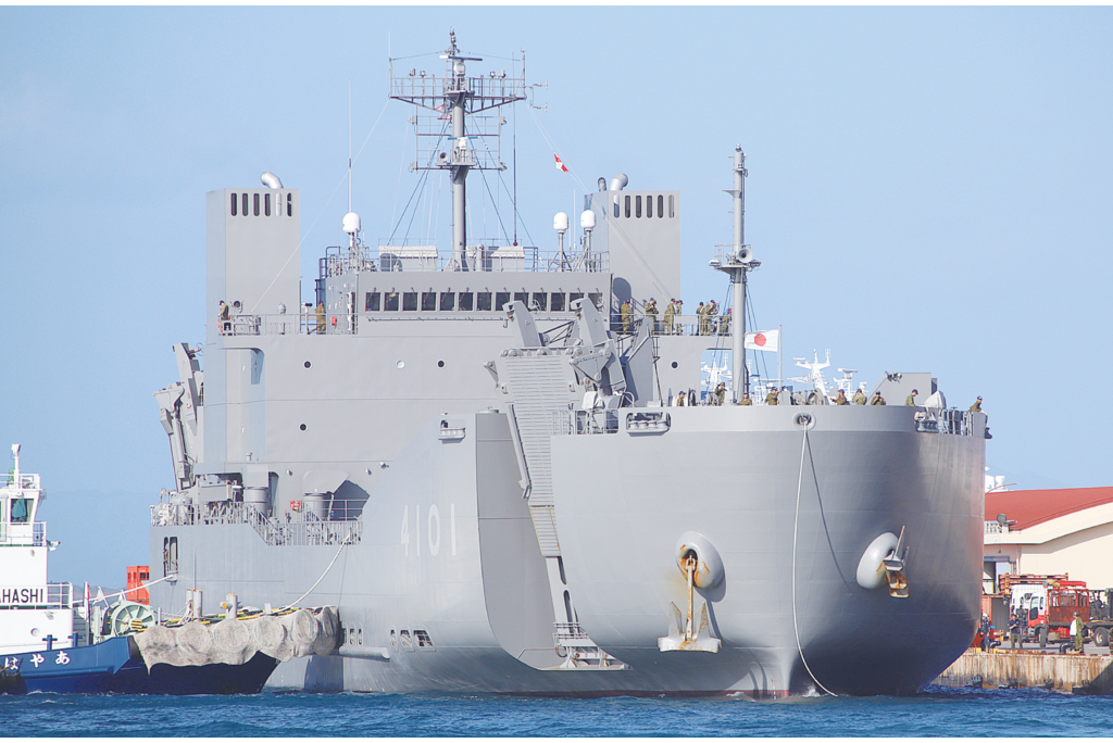 輸送艦が石垣初入港　演習撤収に従事か　「ようこう」