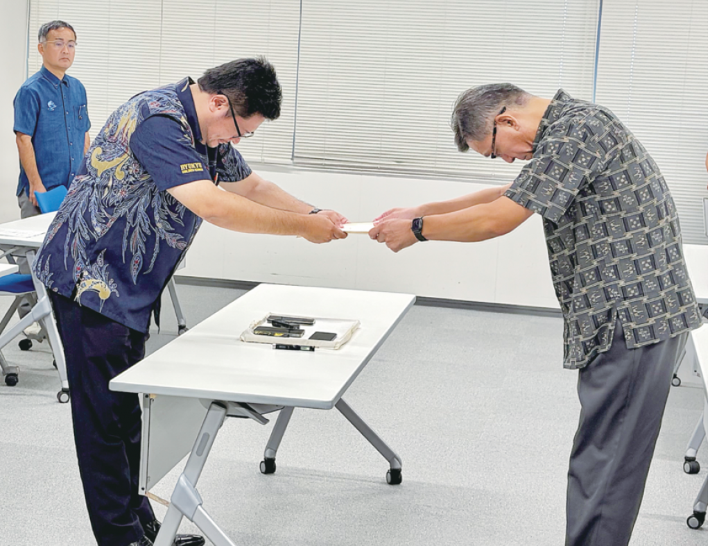 米兵強殺、実効性ある再発防止策要求　県議団、沖縄防衛局に意見書