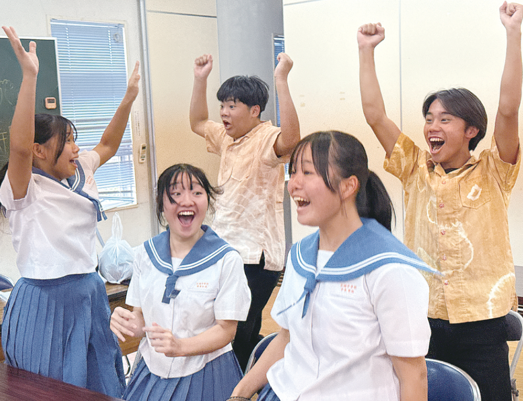 石垣中生徒会が環境大臣賞　廃棄素材でかりゆしウェア制作　コカ・コーラ環境教育賞