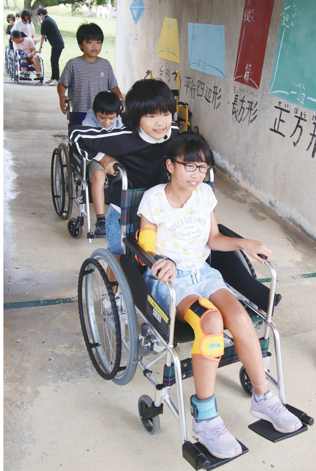 宮良小で福祉体験、社協が指導　車いす「段差むずかしい」