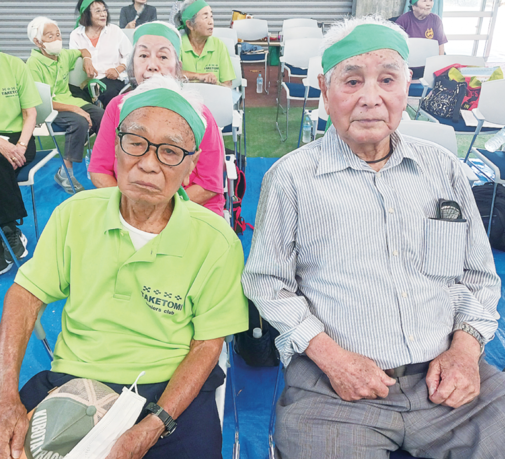 97歳松竹さん、98歳前本さん　竹富島から元気に参加