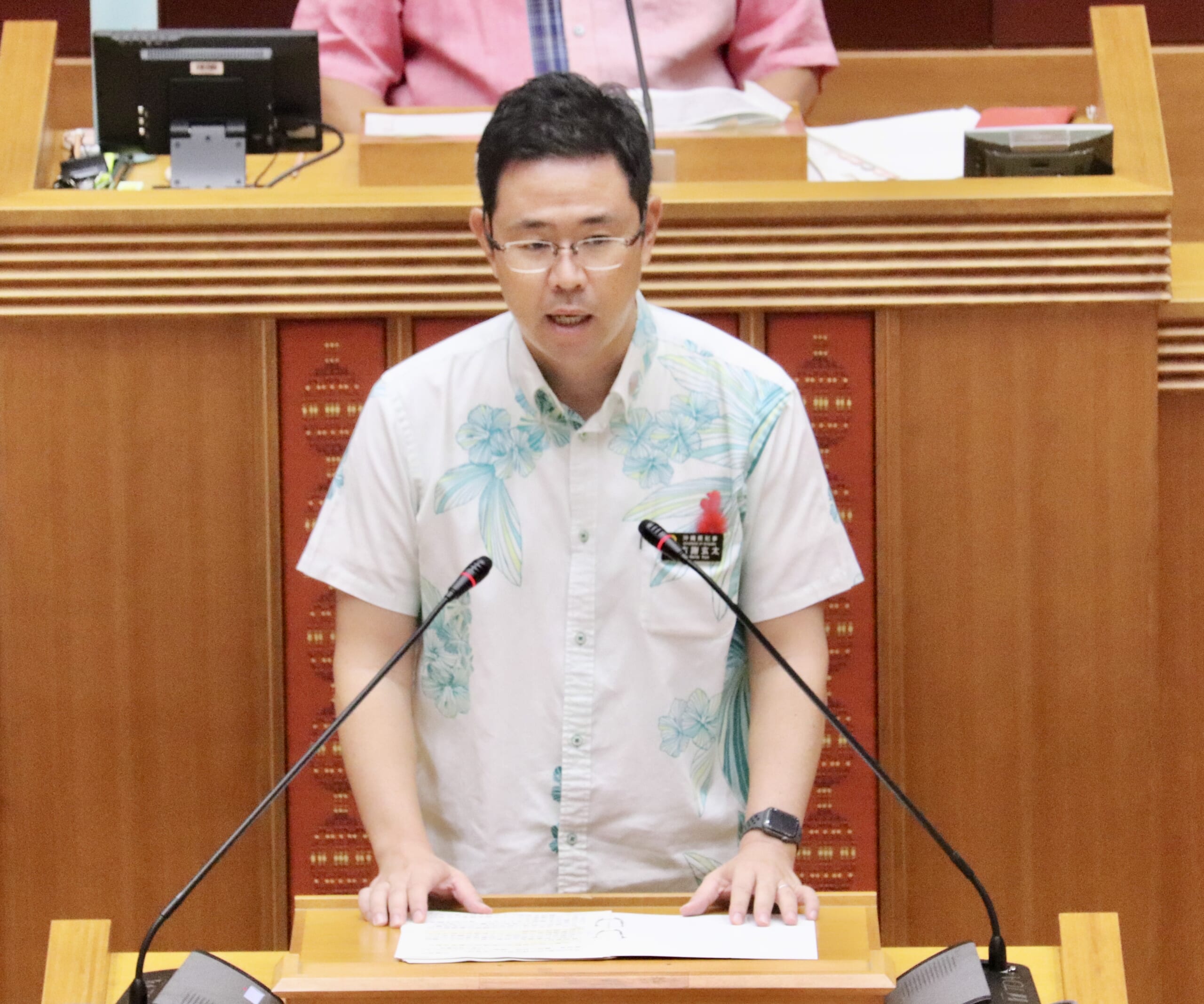 代表質問で答弁する古謝玄太知事＝13日午前、県議会