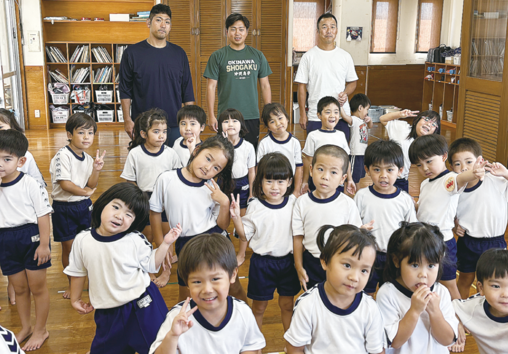 自衛隊員が保育研修　災害派遣隊員の子供受け入れ　お遊戯、寝かしつけ