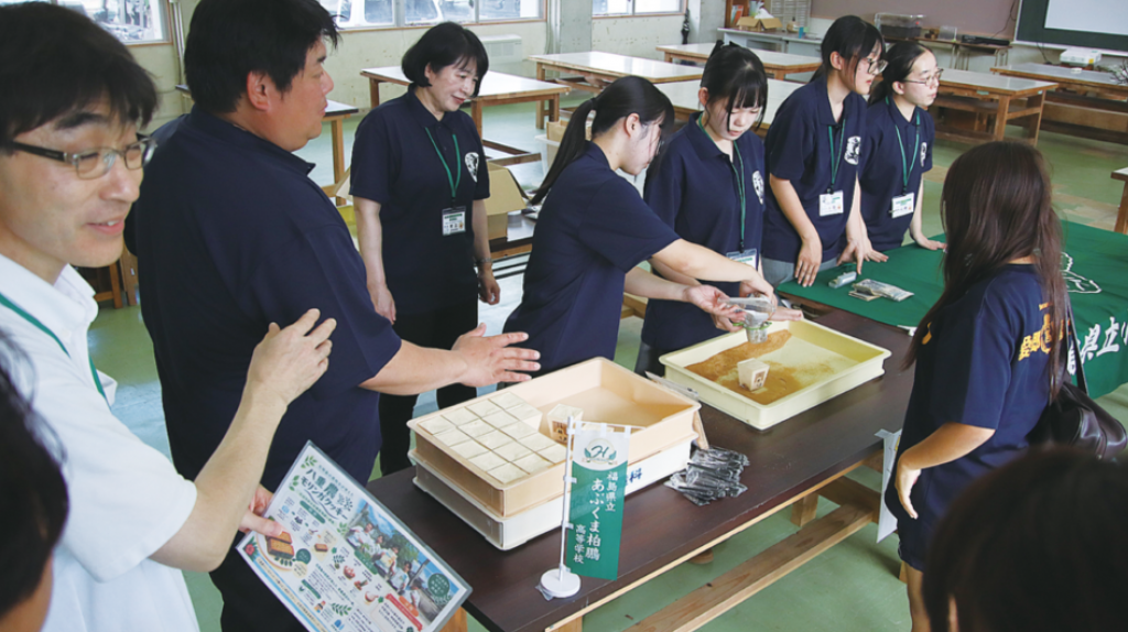 福島の高校生も出店　黒糖ティラミスなど　八重農市